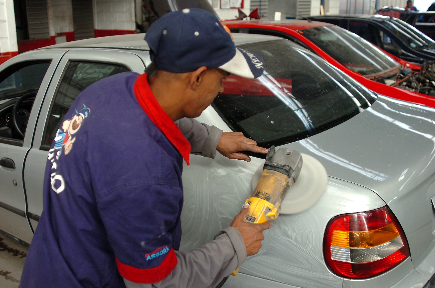 Polimento de pintura feito em Fiat Siena cinza