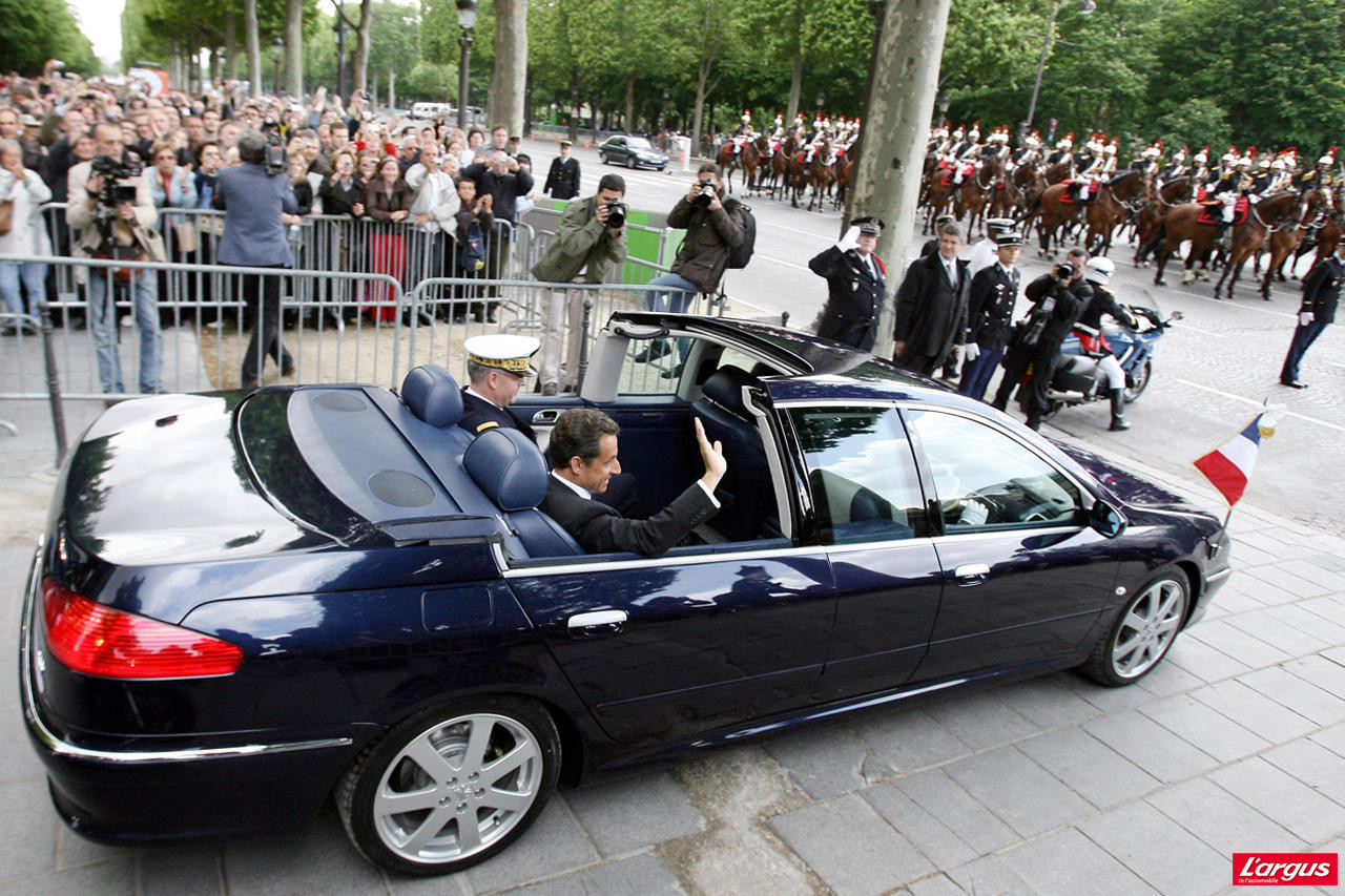 Nicolas Sarkozy acena para multidão em limusine Peugeot 607 Paladine