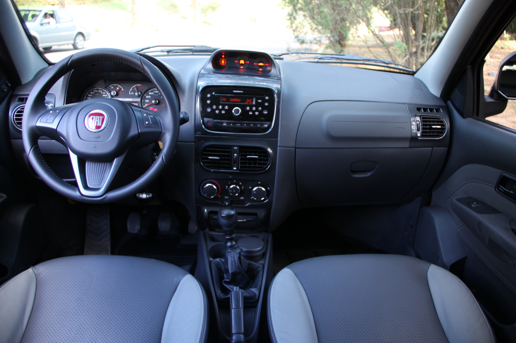 Fiat Strada Adventure três portas 2014 vermelha 1.8 16V interior estrada de terra