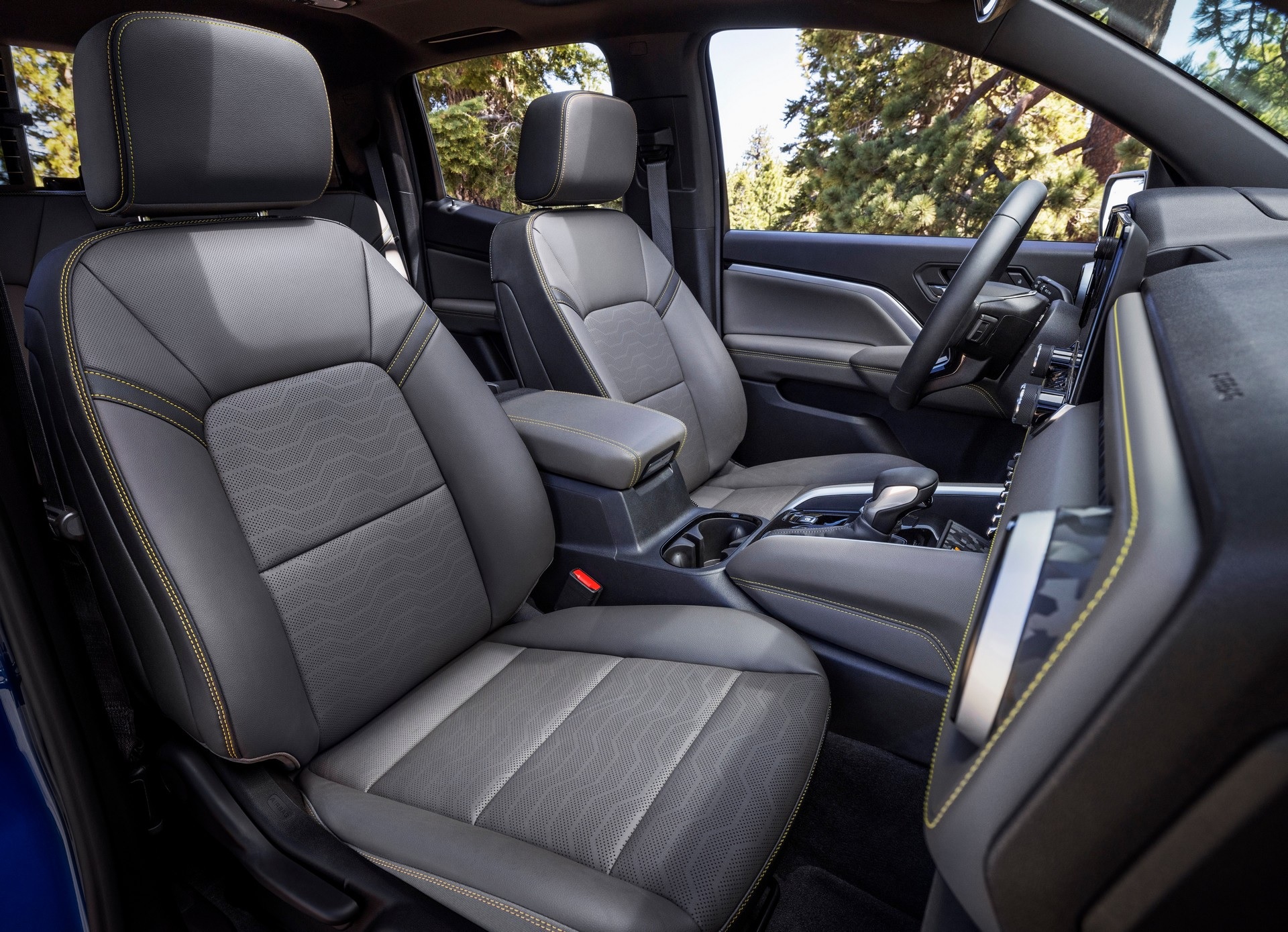 Chevrolet Colorado ZR2 interior com bancos dianteiros em destaque