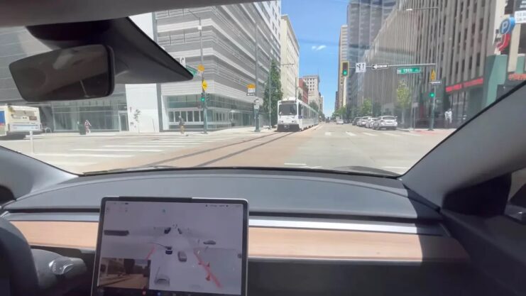 Câmera onboard flagra momento em que carro autônomo Tesla Model 3 quase bate em VLT durante conversão perigosa a esquerda em Denver, EUA
