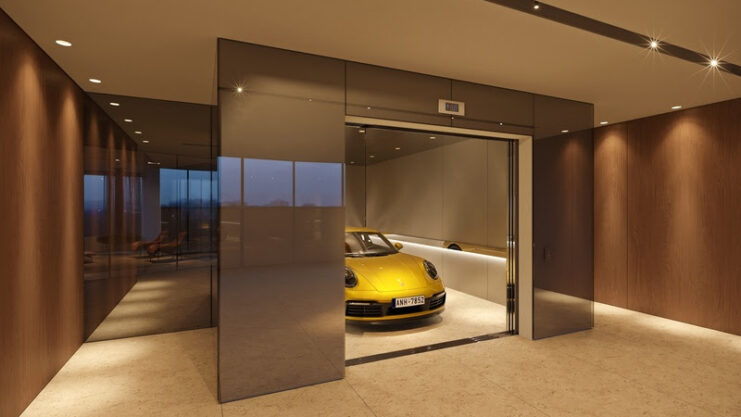 Apartamento de luxo com um elevador para carros dentro dele. A porta do elevador está aberta e há um carro de luxo amarelo dentro.