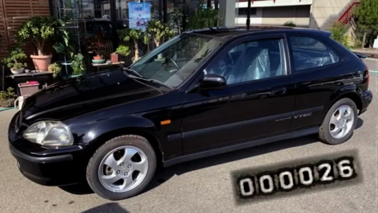 O Honda Civic com 26km rodados de cor preta e estacionado em garagem.