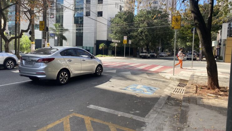 Carro passando na faixa de pedestre com elevação vermelha bairro Funcionários Belo Horizonte