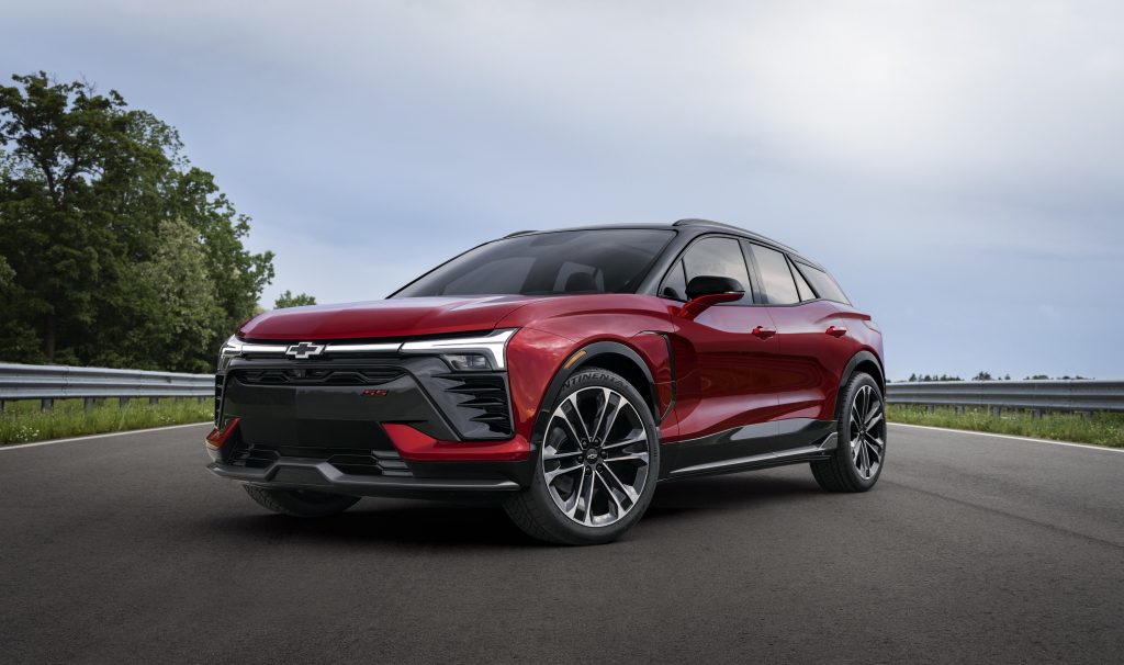 Chevrolet Blazer EV vermelha vista da diagonal frontal estacionado em uma via. Ele é um dos carros elétricos da GM que virão ao Brasil. 