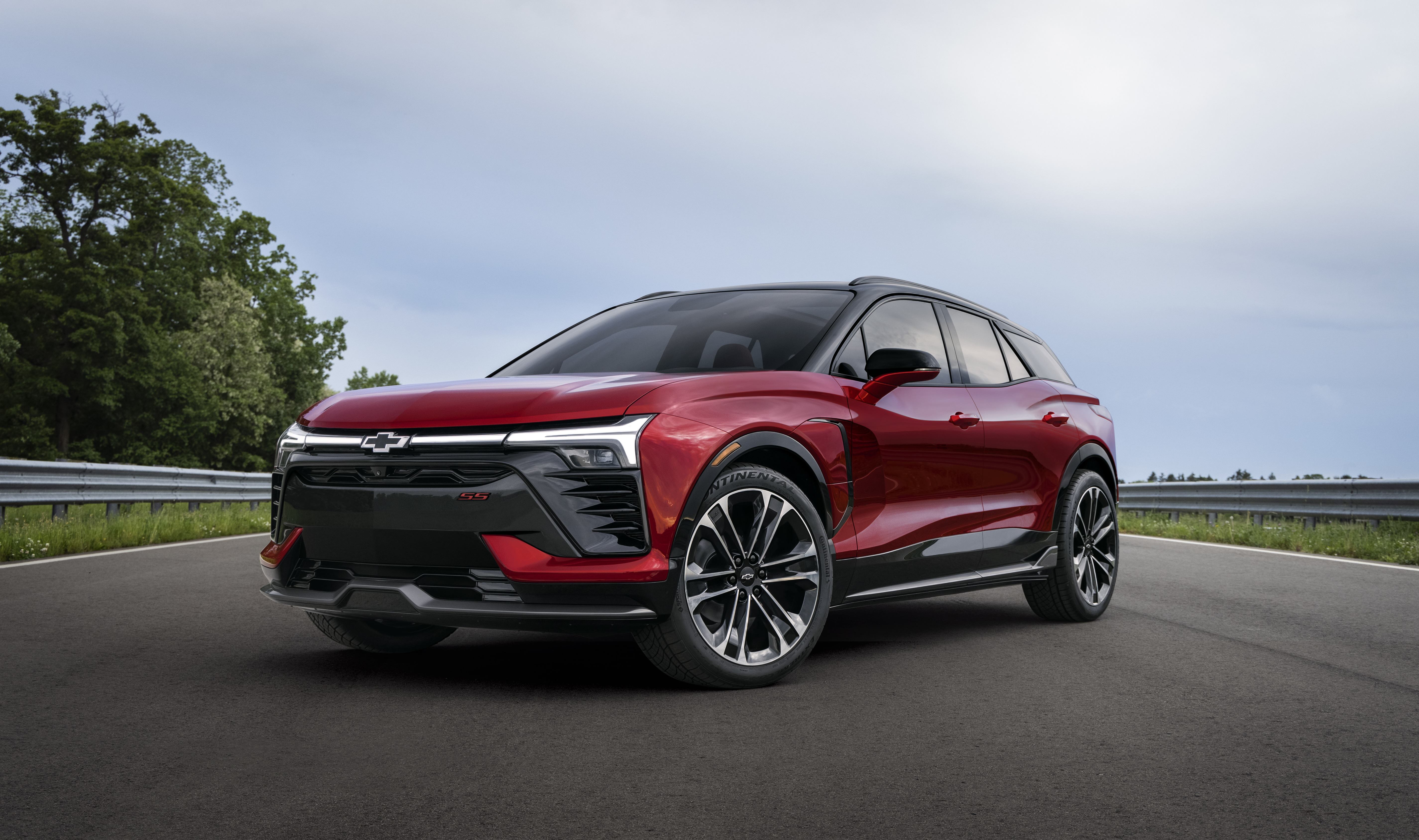 Chevrolet Blazer EV vermelha vista da diagonal frontal.