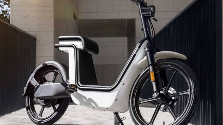 Honda MS01 é um scooter elétrico com design minimalista, pensado para pequenos deslocamentos urbanos.