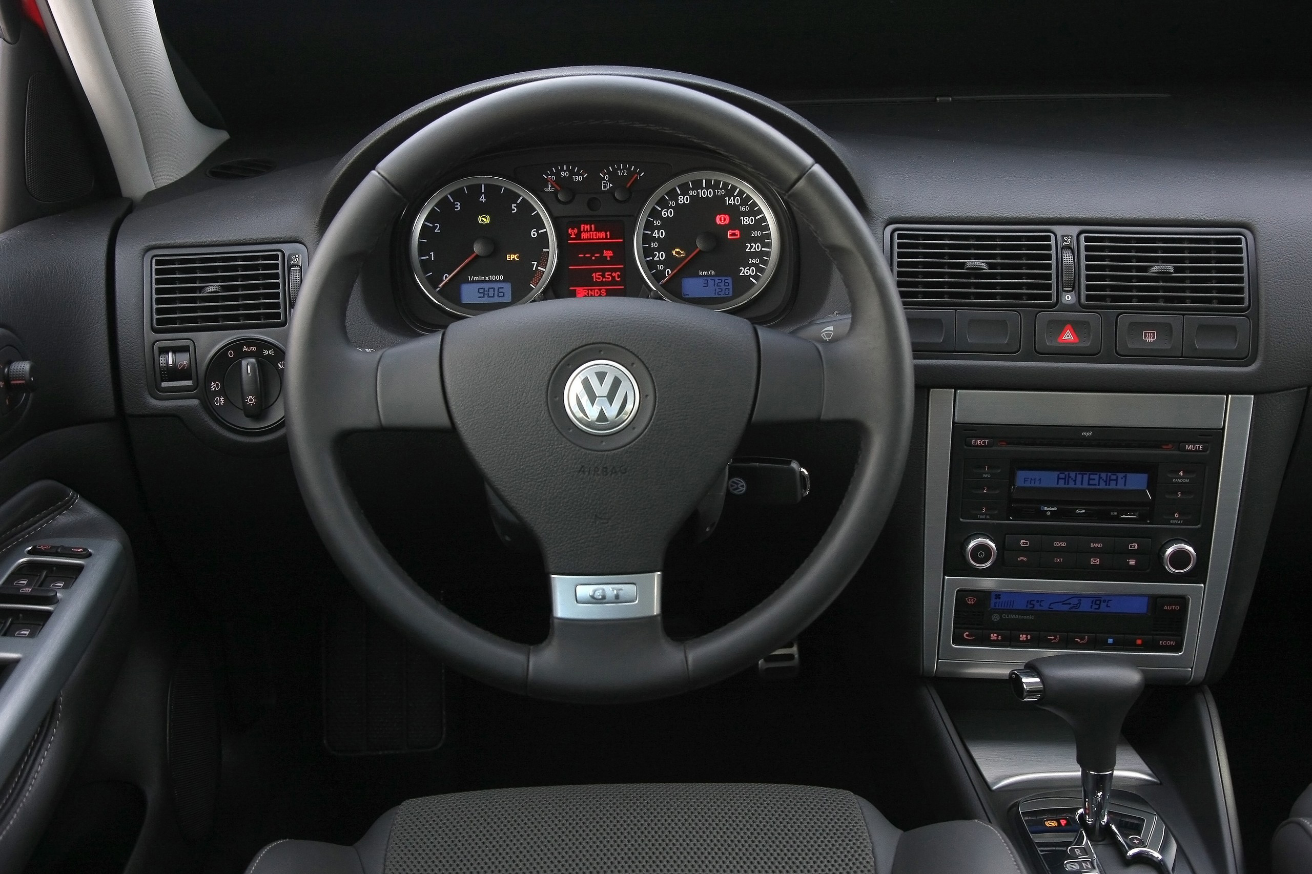 Painel do Volkswagen Golf Sportline 2009/2010; reestilização dessa geração MK4,5 foi polêmica. 
