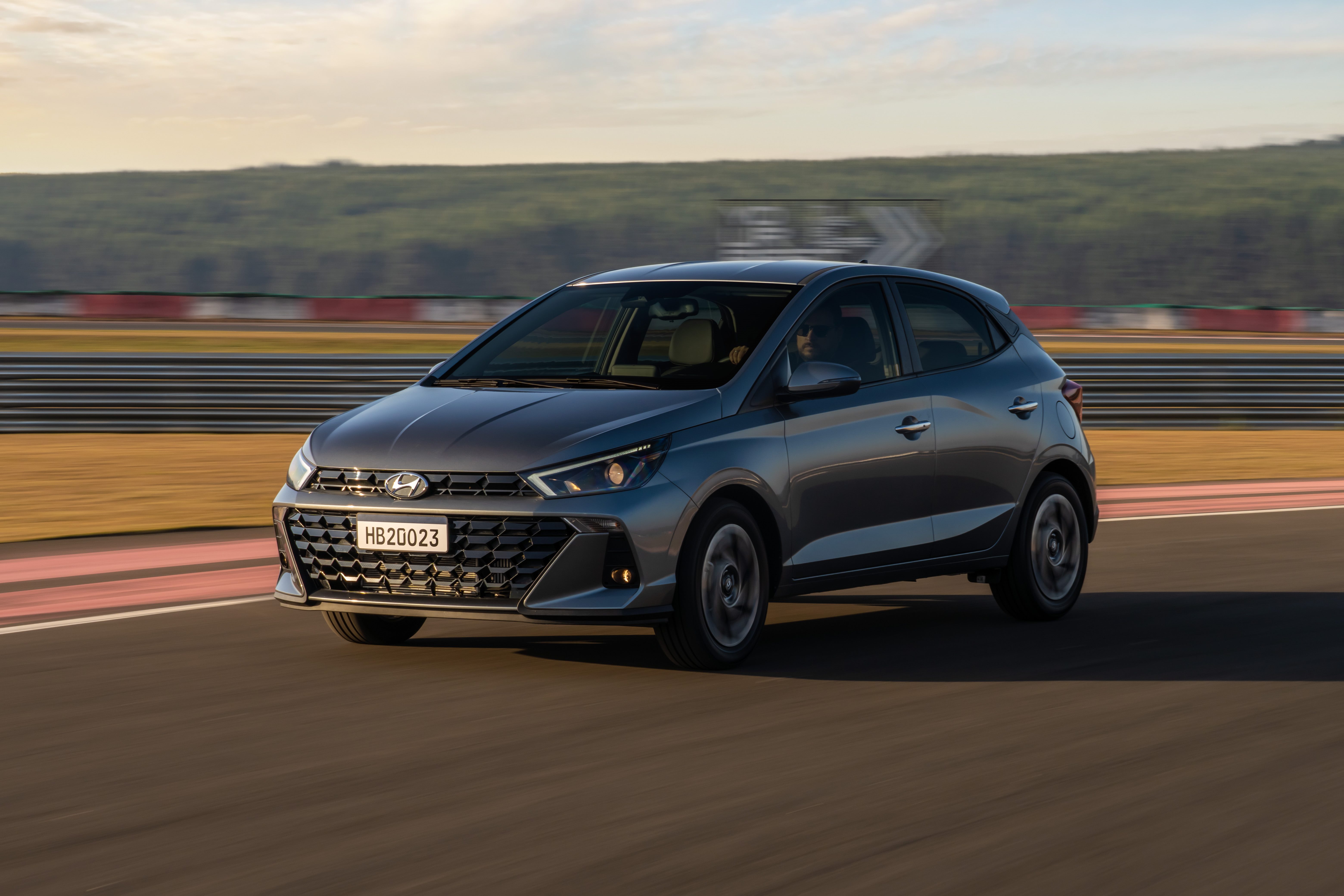 Hyundai HB20 2023 hatch de frente em movimento; para matéria dos carros maios vendidos em março de 2023.