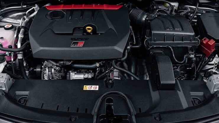 Motor elétrico de carro Maserati exposto.