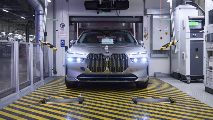 Um BMW Série 7 sedã em linha de produção e testes.