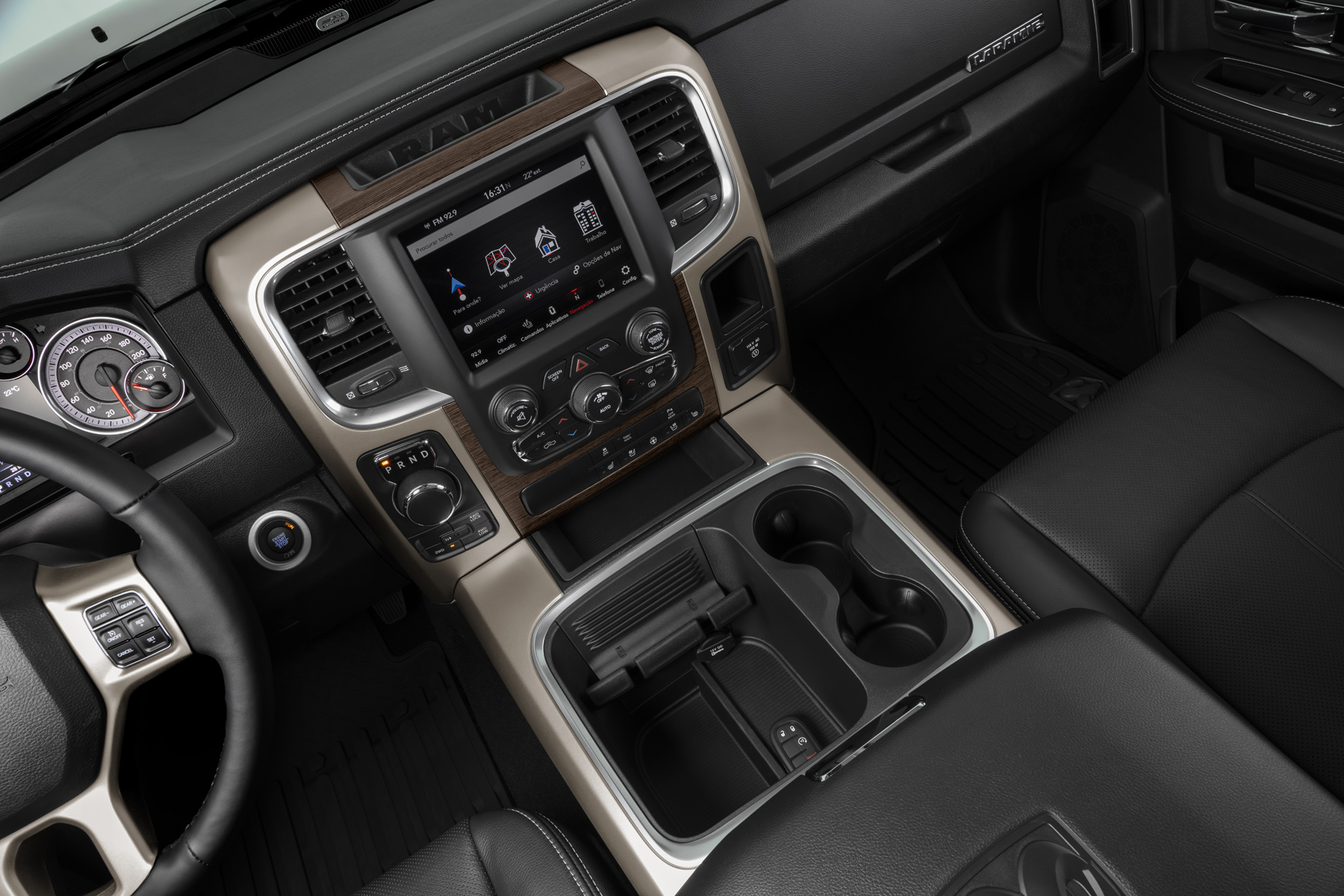 Console central da RAM Classic Laramie.