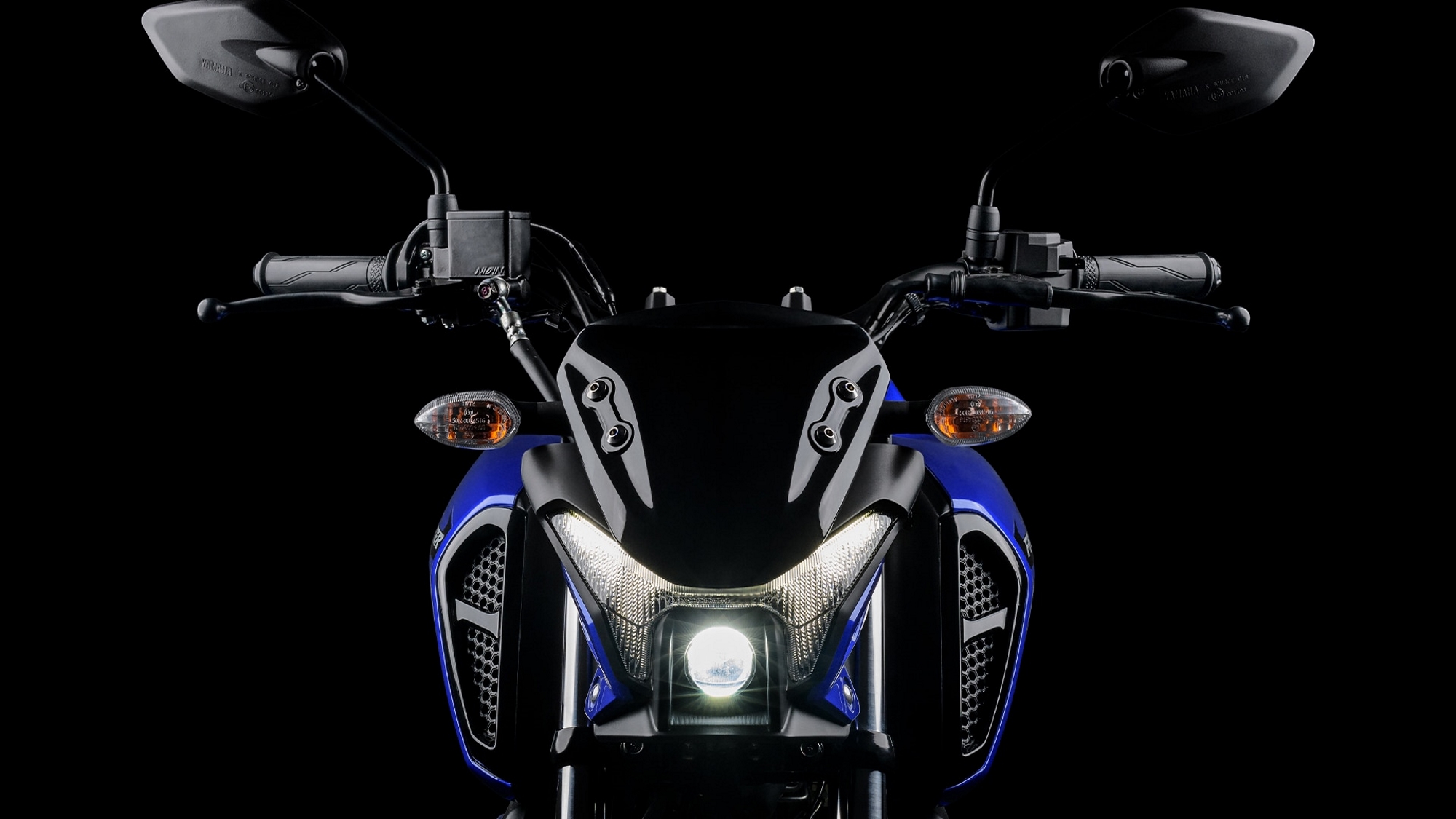 Yamaha Fazer FZ15 2 azul de frente detalhe do farol