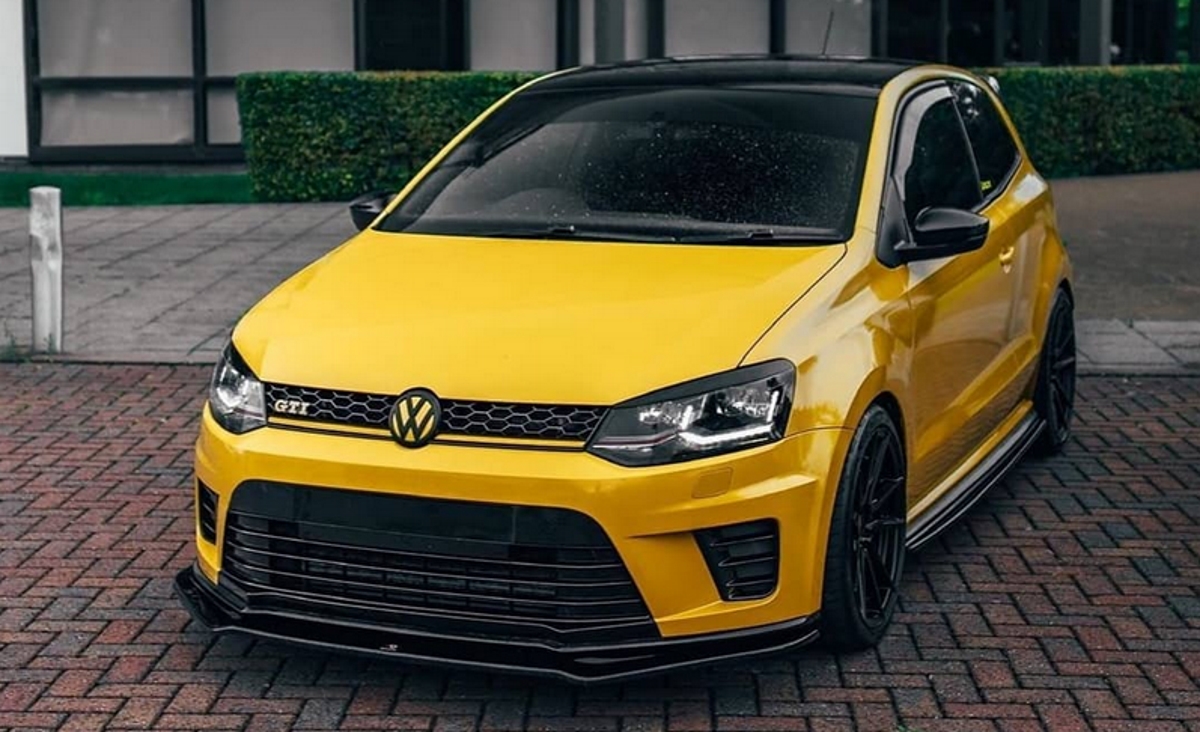 Volkswagen Golf amarelo com estilo "placa delete".