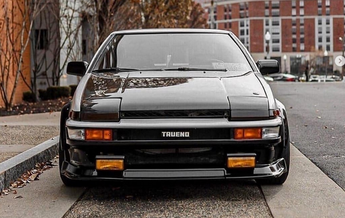 Toyota Trueno preto com estilo "placa delete".