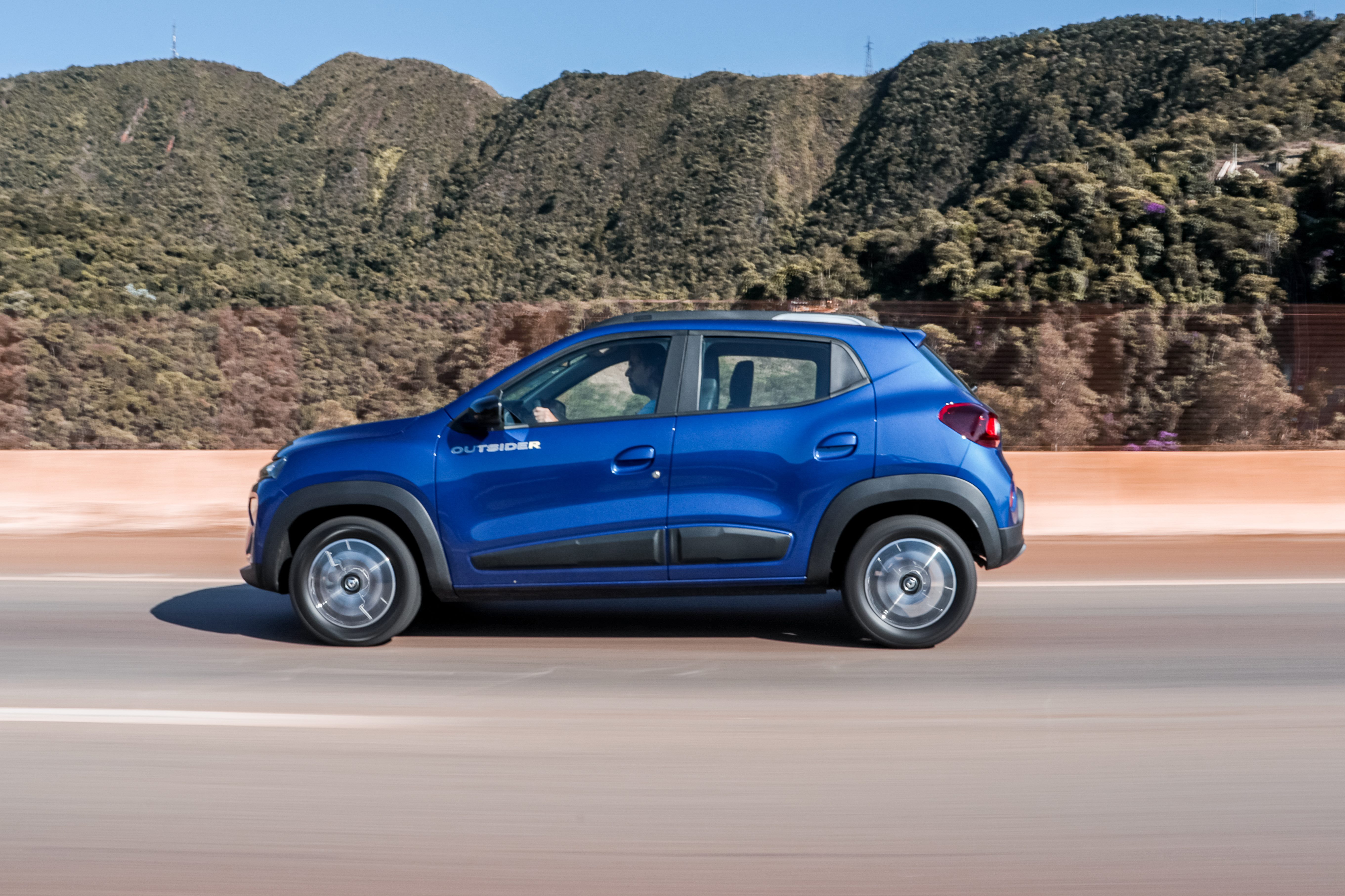Comparison: Renault Kwid blue from the side.