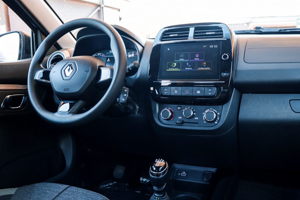 Interior do Renault Kwid 2022; para matéria sobre leilão.