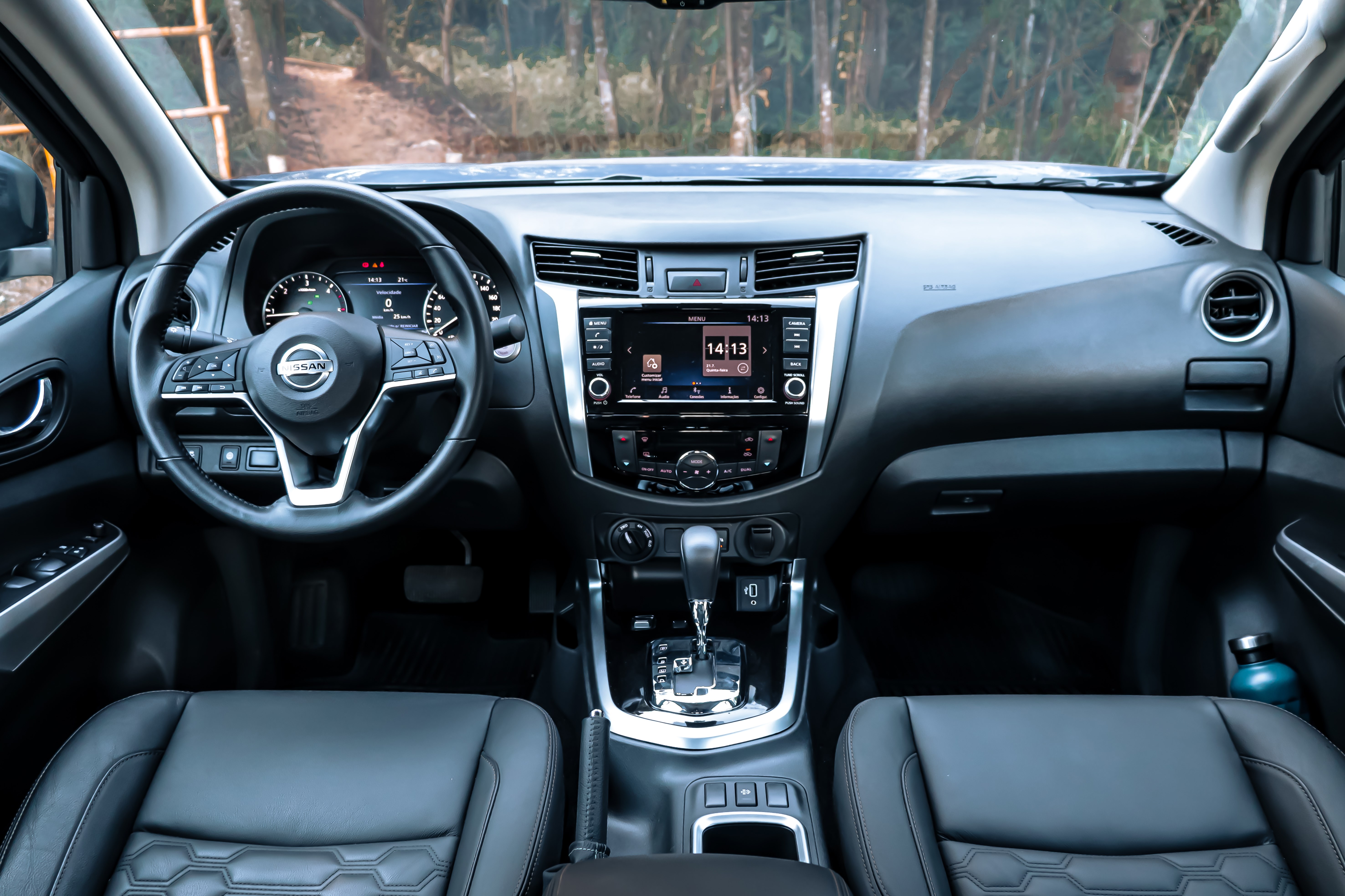 Interior da Nissan Frontier Platinum 2022.