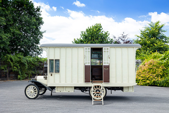 Motorhome Ford Model T Motor Caravan 1914 vai a leilão - veículo de lado.