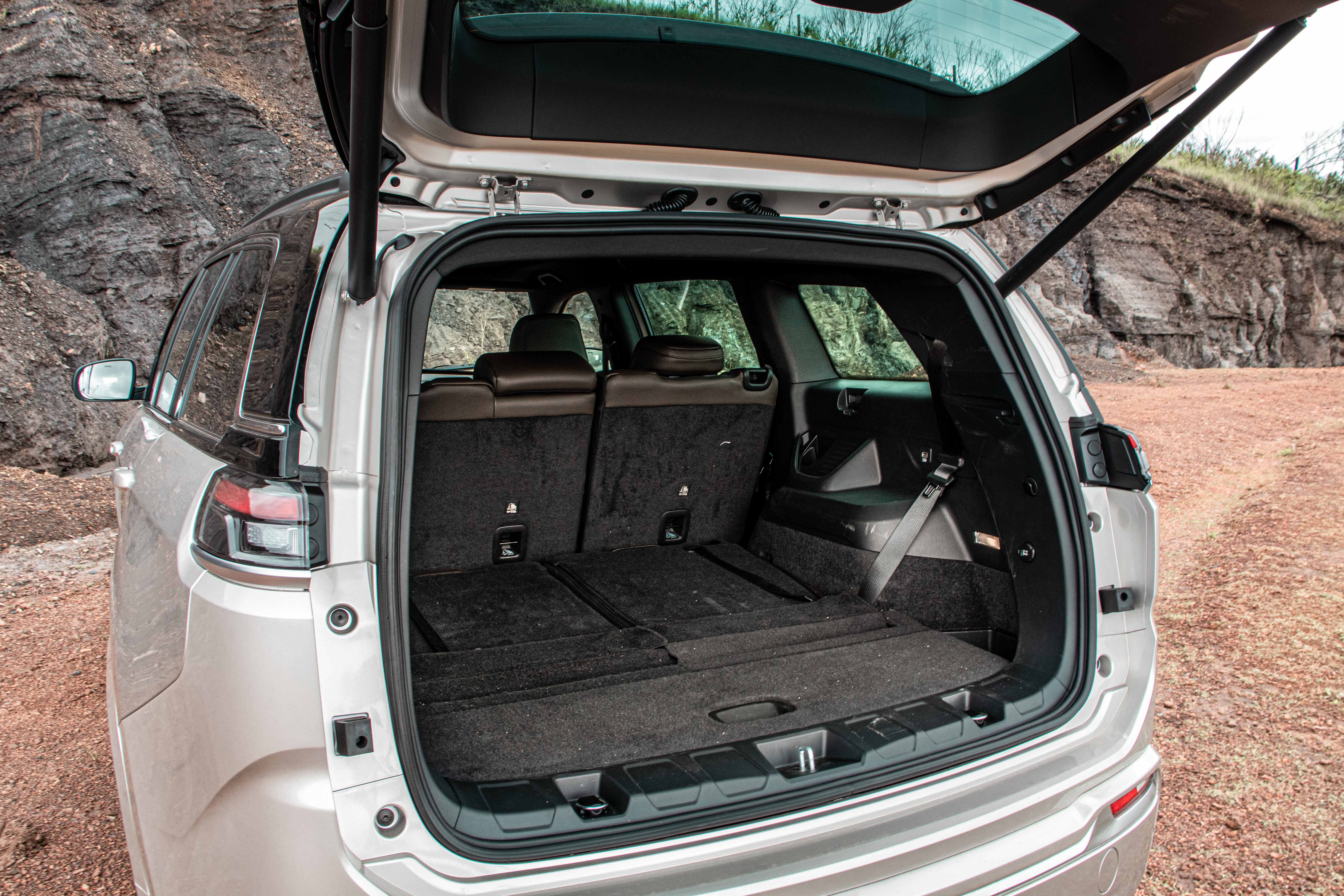 Porta-malas do Jeep Commander Overland TD380 Diesel.