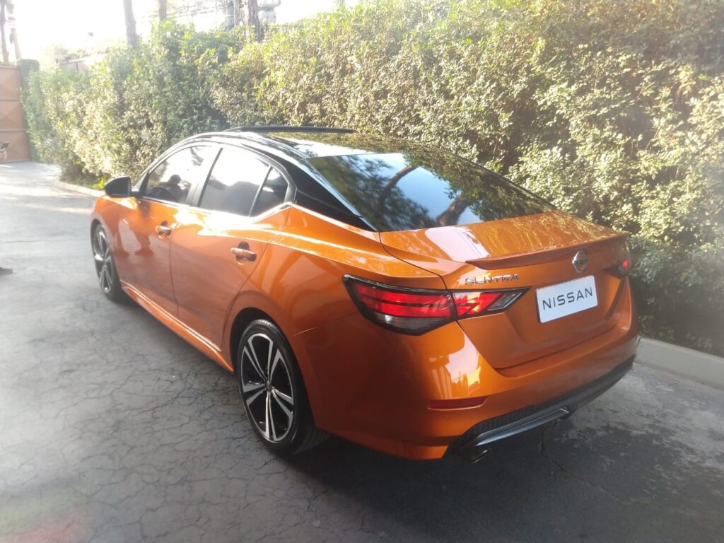 Novo Nissan Sentra 2023 laranja de traseira