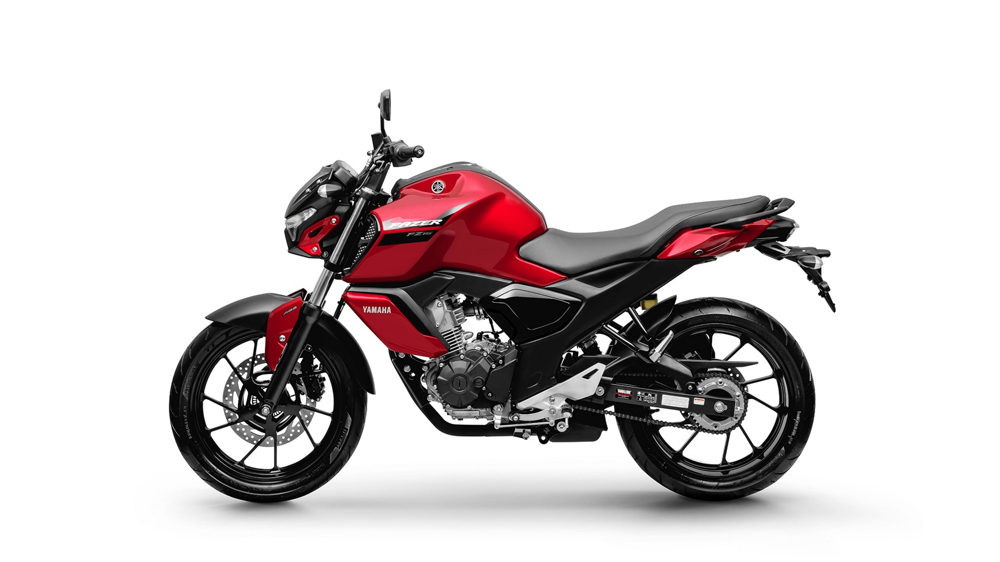 Yamaha Fazer FZ15 8 vermelha de lado no estúdio