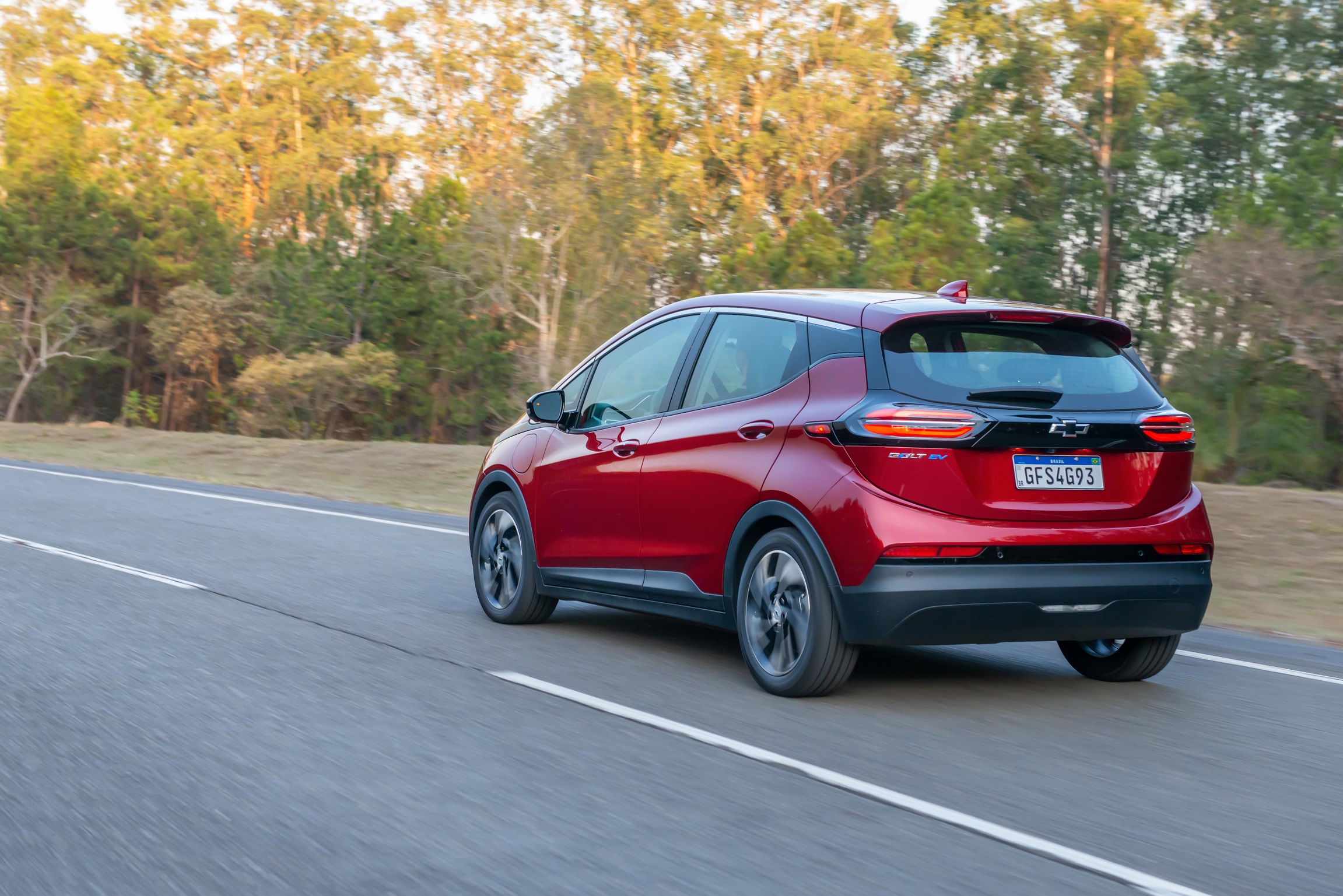 Chevrolet Bolt EV 2023 vermelho de traseira em movimento