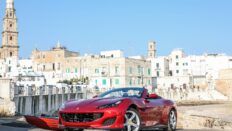 Ferrari Portofino vermelha de frente