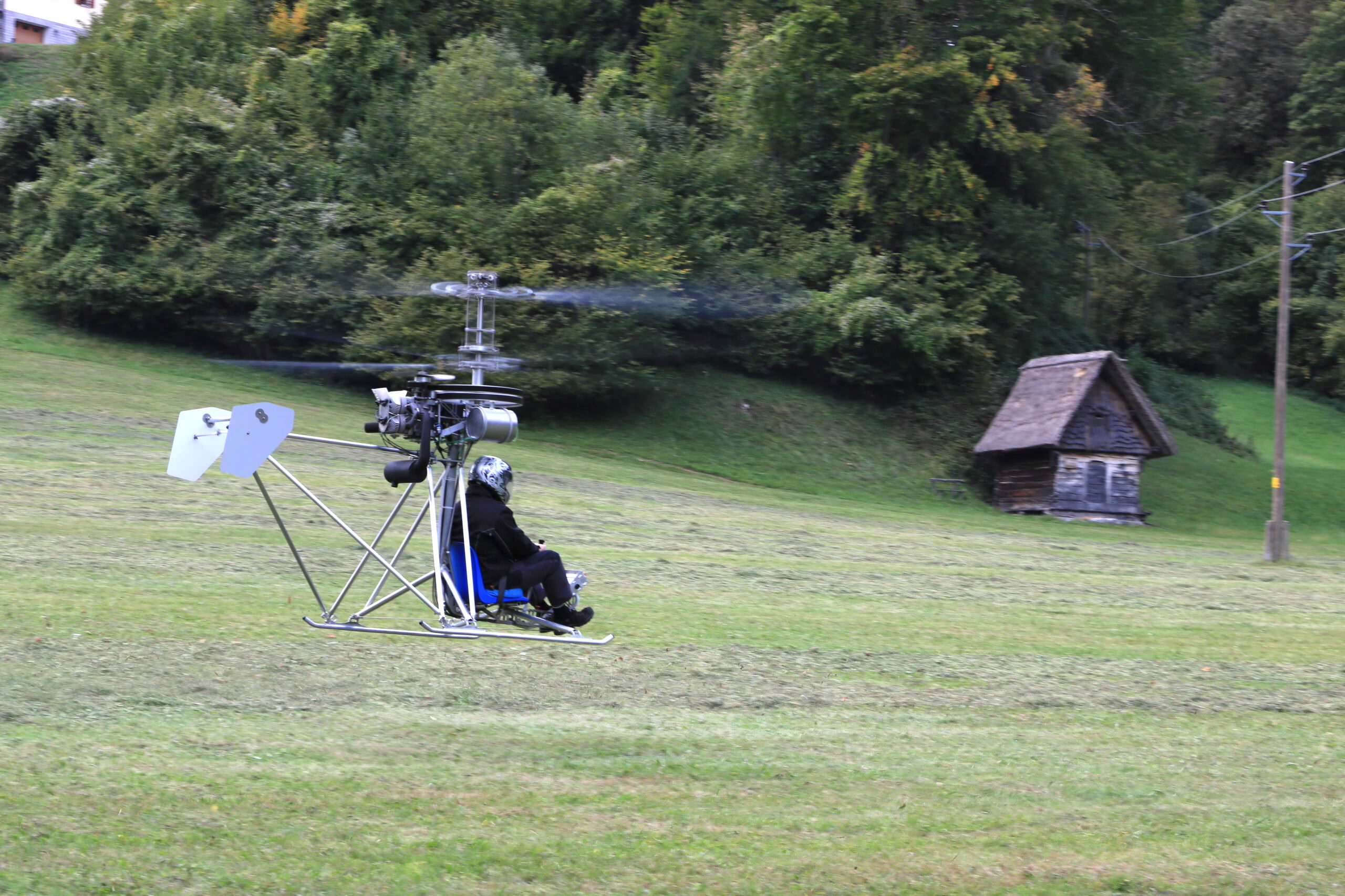 Mirocopter SCH-2A, o helicóptero mais barato do mundo, voando de tarseira.