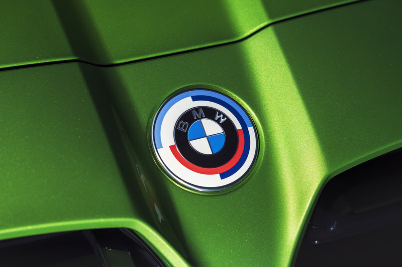 Utilizado pela primeira vez em 1973, o logotipo da BMW que possui semicírculos deslocados em azul, violeta e vermelho retornou. O azul representa a BMW, enquanto o vermelho simboliza as corridas. O violeta, por sua vez, expressa a conexão entre elas. Essa última cor deu lugar ao azul escuro em 1993, quando a BMW Motorsport GmbH passou a se chamar BMW M GmbH.
