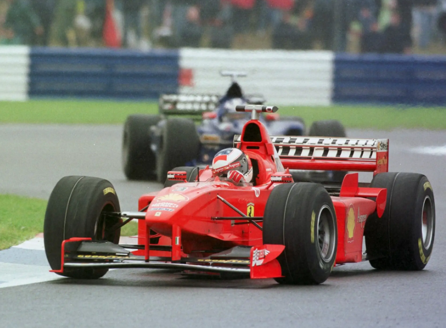 Michael Schumacher liderou o GP da Inglaterra de 1998 pilotando o veículo de chassi 187.