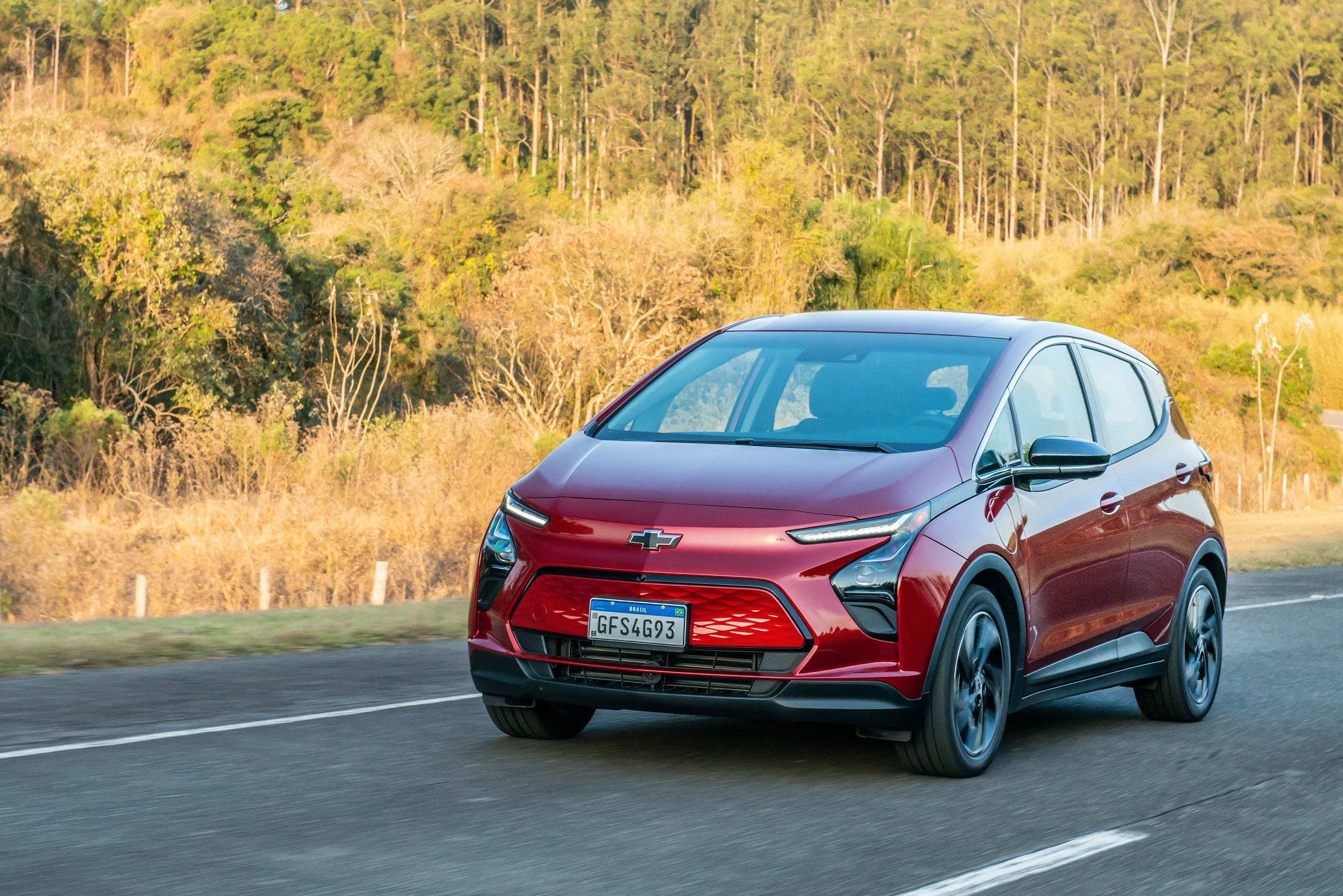 Chevrolet Bolt EV 2023 vermelho de frente em movimento