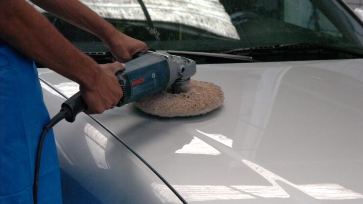 Professional does car hood paint polishing service