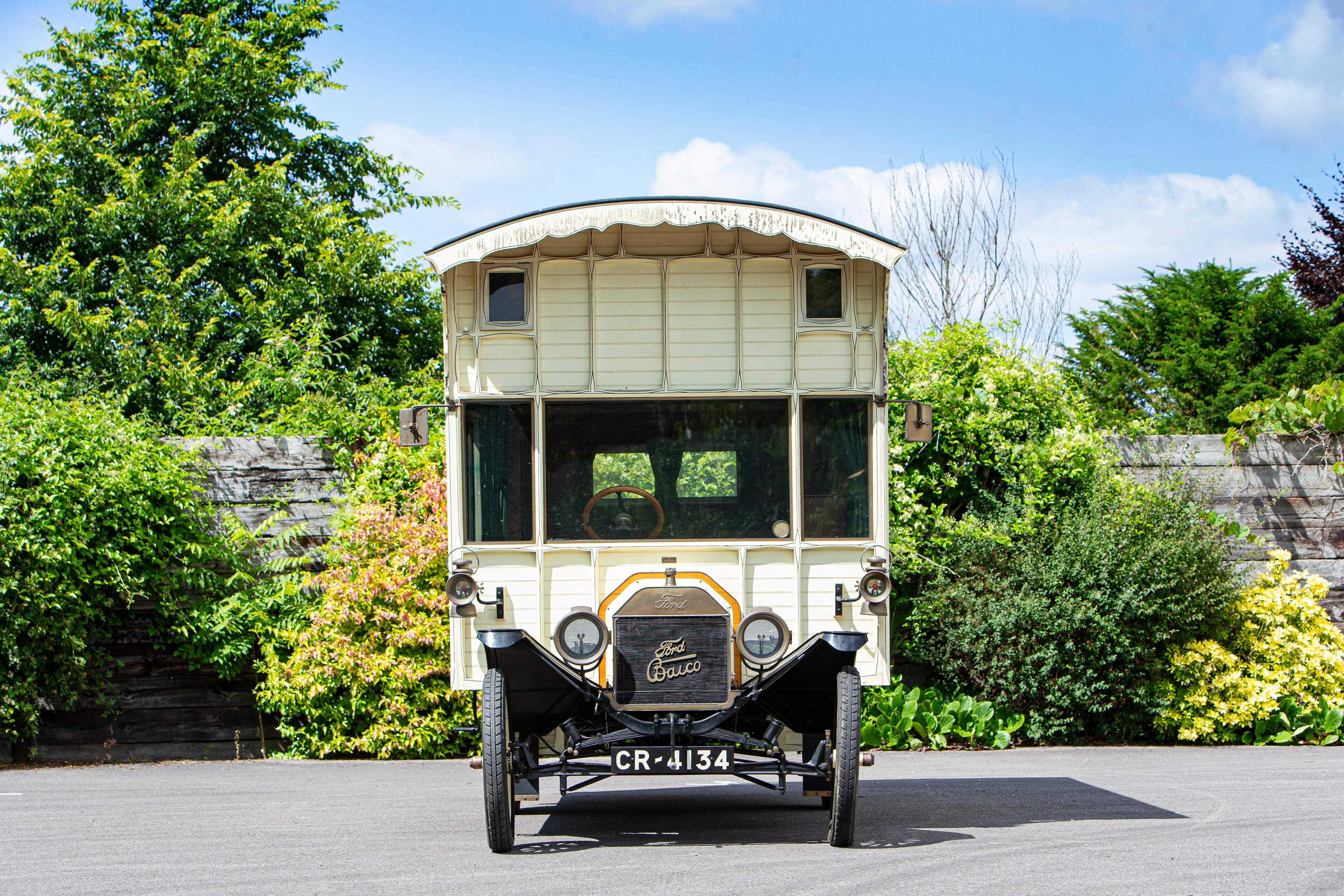 Motorhome Ford Model T Motor Caravan 1914 vai a leilão - veículo de frente.