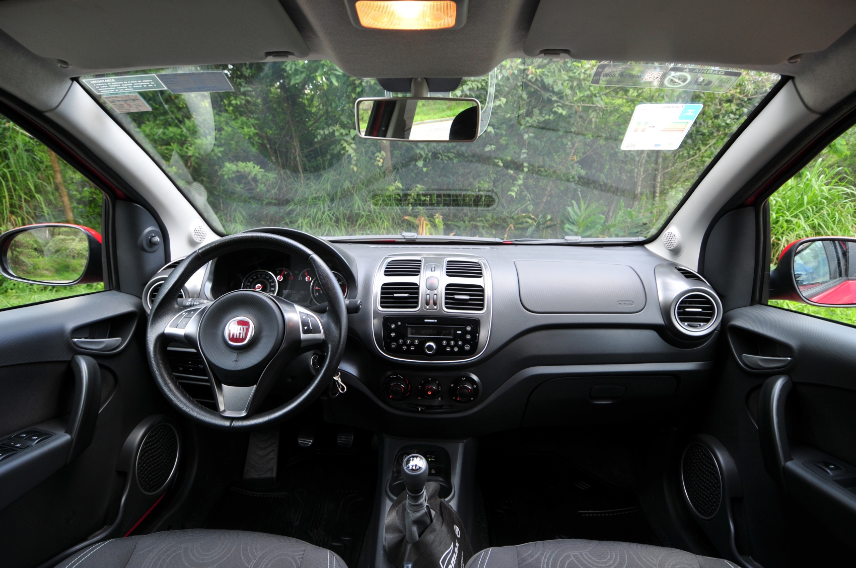 Fiat Grand Siena modelo 2020 com kit GNV vermelho interior painel