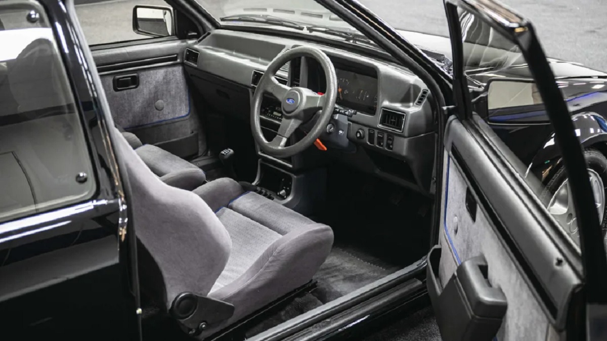 Interior do Ford Escort RS Turbo 1985 preto, com destaque para o painel - veiculo pertenceu à Princesa Diana