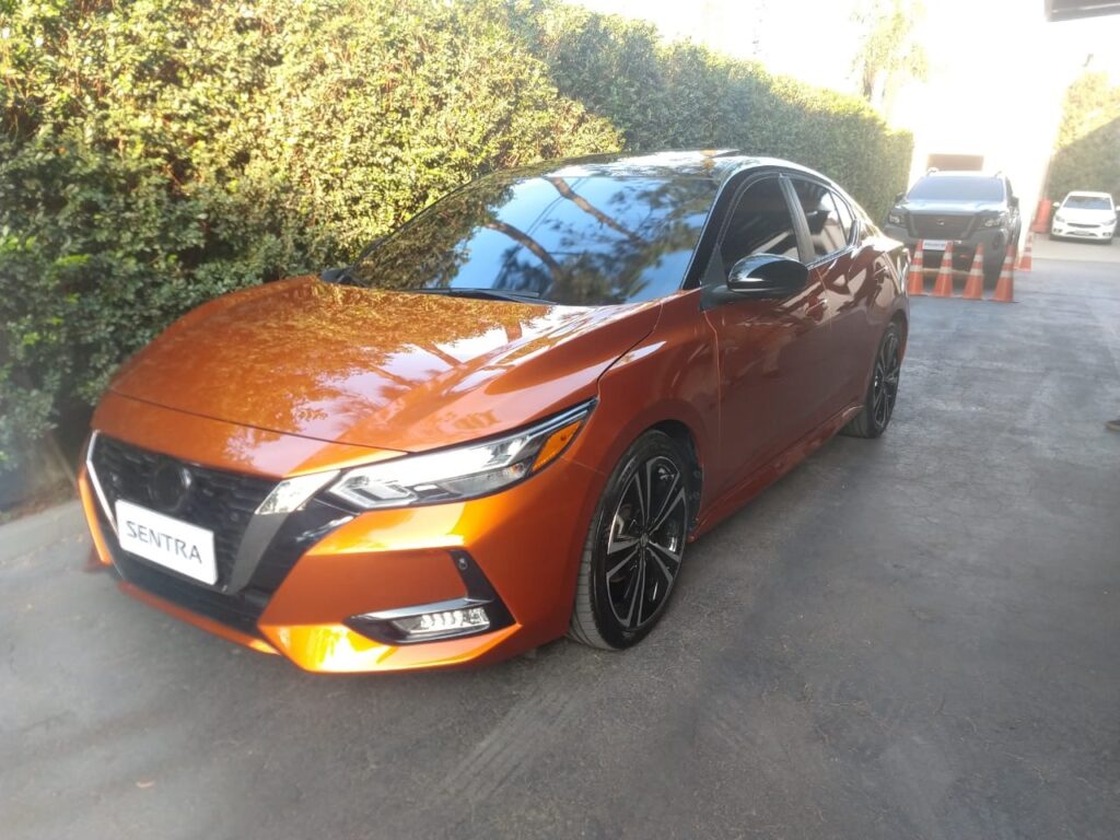 Novo Nissan Sentra 2023 laranja de frente.