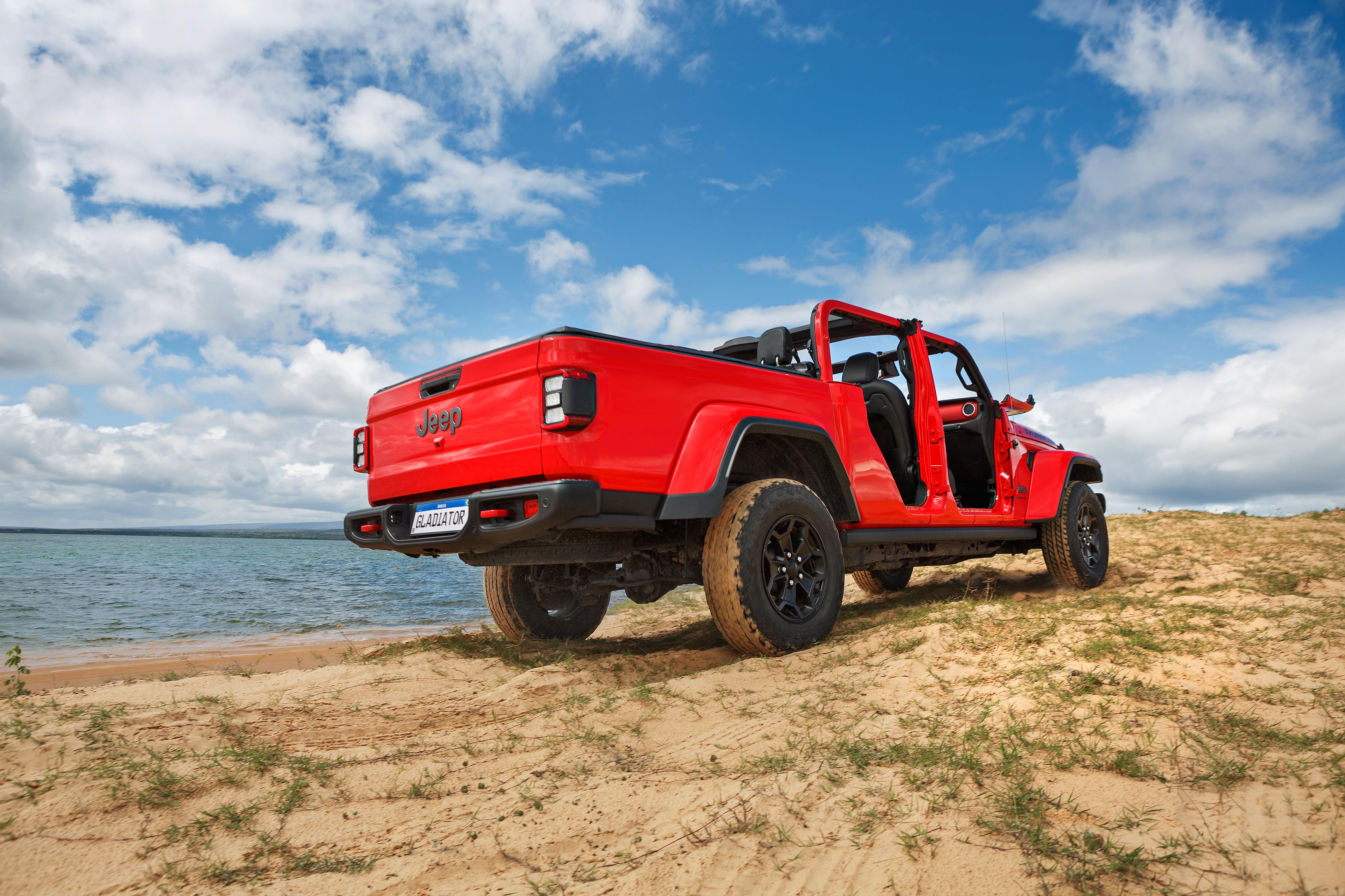 Jeep Gladiator Rubicon 2022 vermelho de traseira.