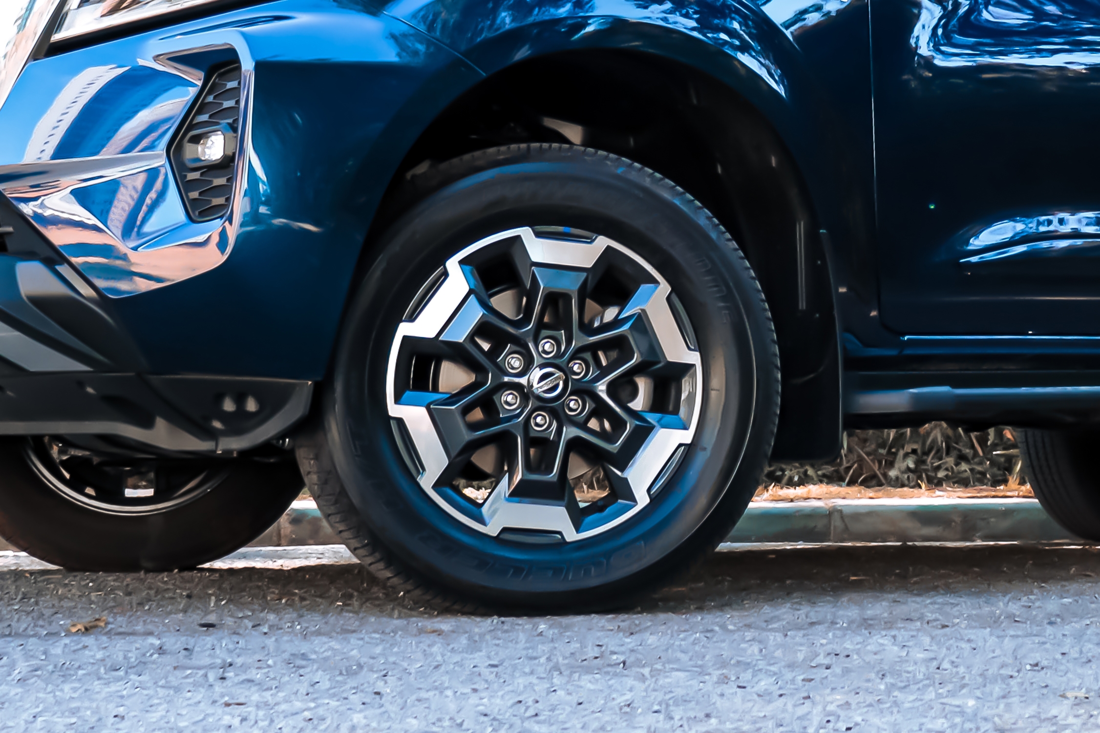 Rodas de 18 polegadas de uma Nissan Frontier Platinum 2022 azul.