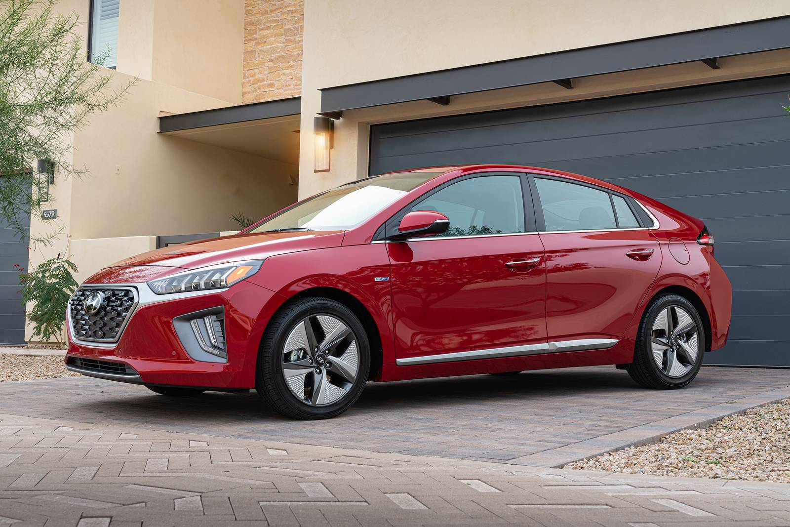 Hyundai Ioniq vermelho