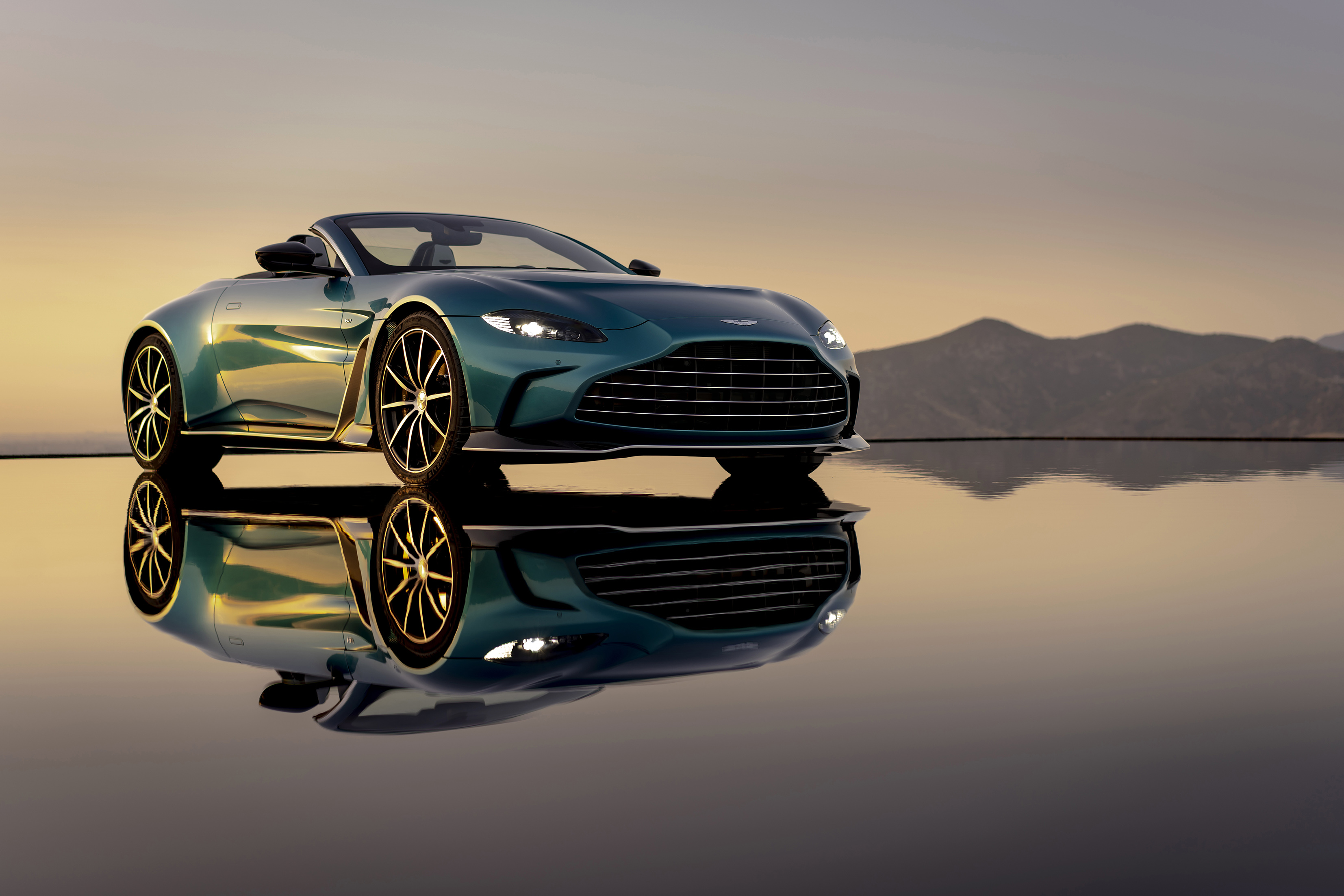 Aston Martin V12 Vantage Roadster chega ao Brasil no final do ano