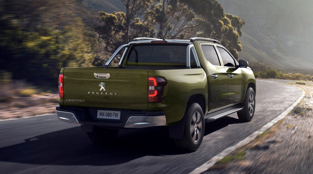 Peugeot Landtrek verde vista de trás em movimento na estrada.