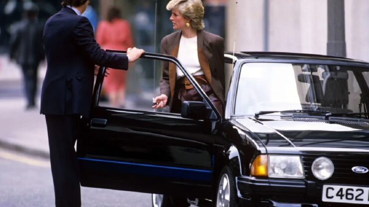 Princesa Diana entrando em Ford Escort RS Preto em rua, durante os anos 80