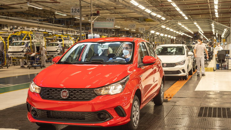 Carro vermelho em linha de produção da Fiat. IPI dos carros será reduzido
