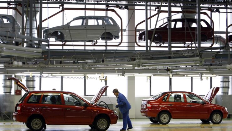 Linha de produção de veículos dentro da fábrica da AutoVaz em Togliatti, na Rússia