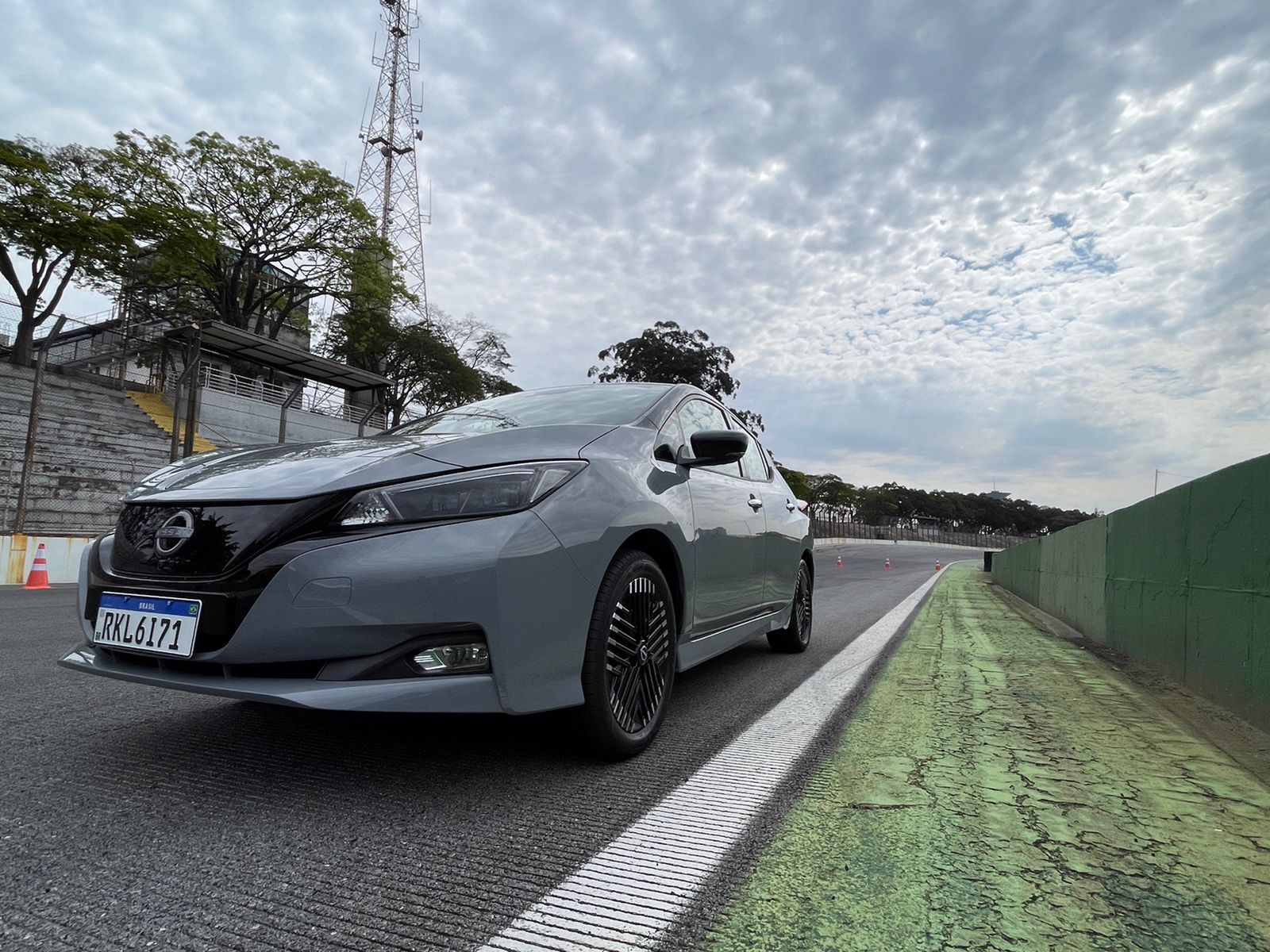 Nissan Leaf 2023 cinza visto de baixo na parte frontal lateral.