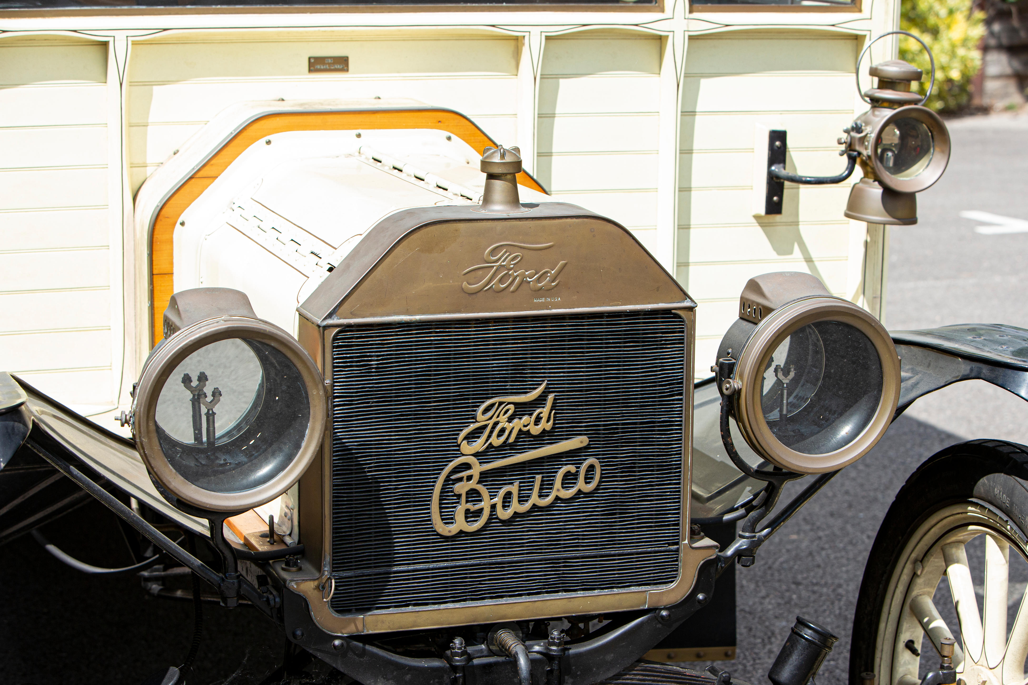 Motorhome Ford Model T Motor Caravan 1914 vai a leilão - detalhe dó radiador e faróis.