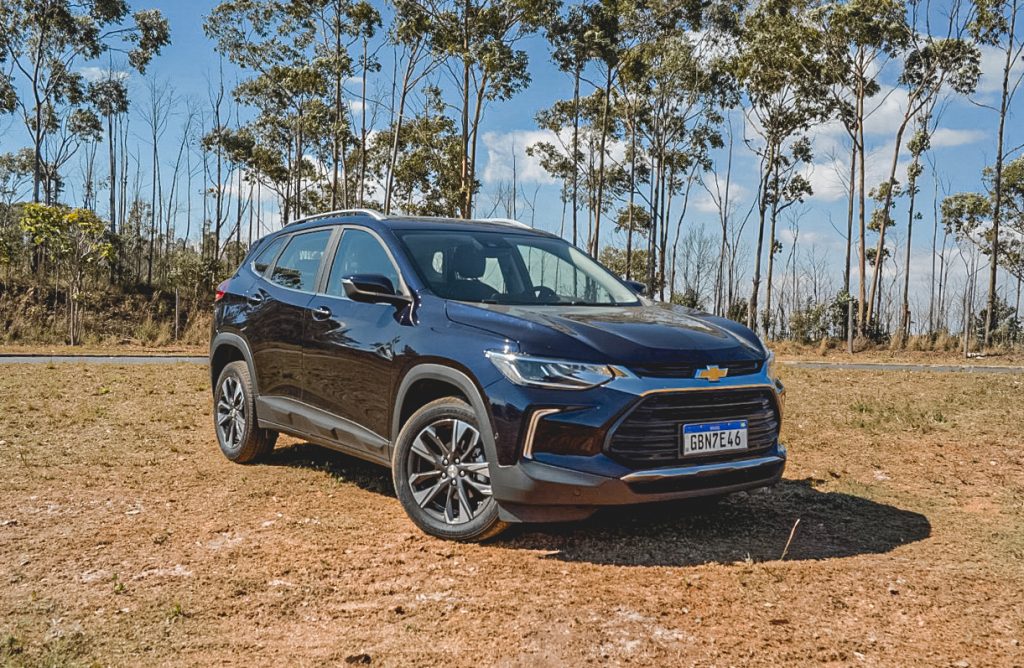 Chevrolet Tracker Premiere 2021 preto de traseira na terra. Modelo teve recall do pré-tensionador do cinto de segurança.