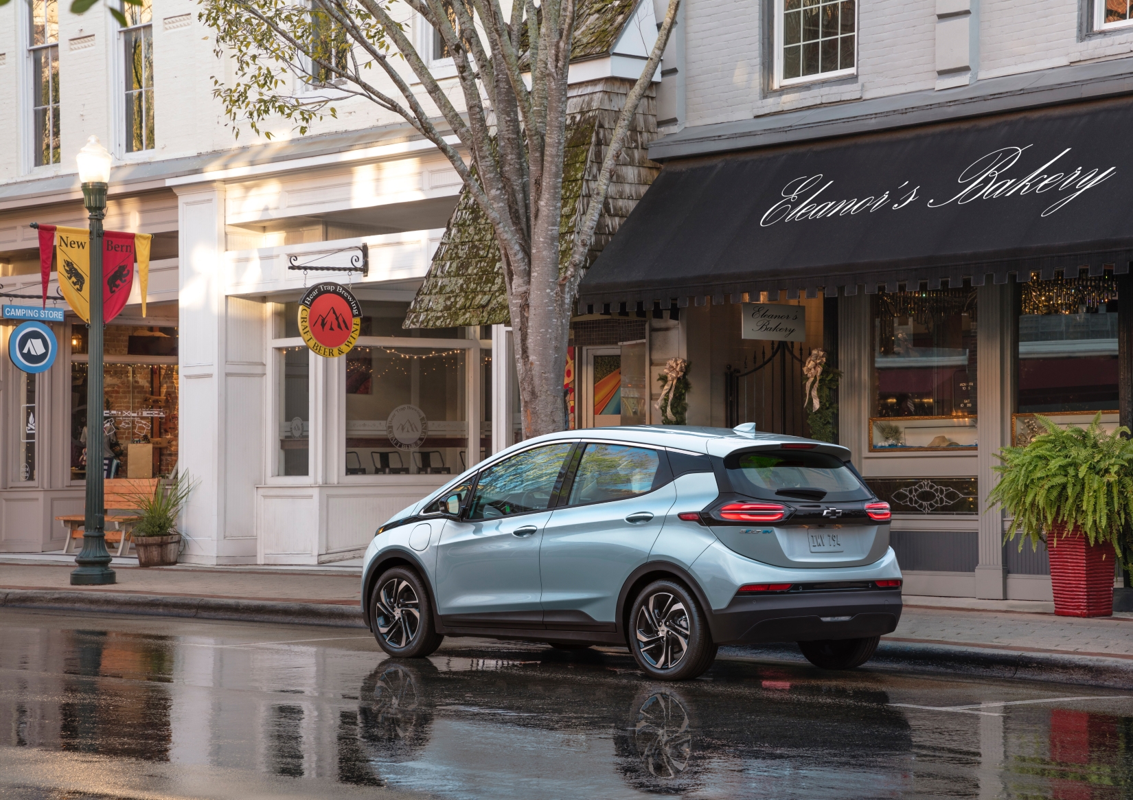 Chevrolet Bolt EV carro elétrico prata de traseira no asfalto na cidade