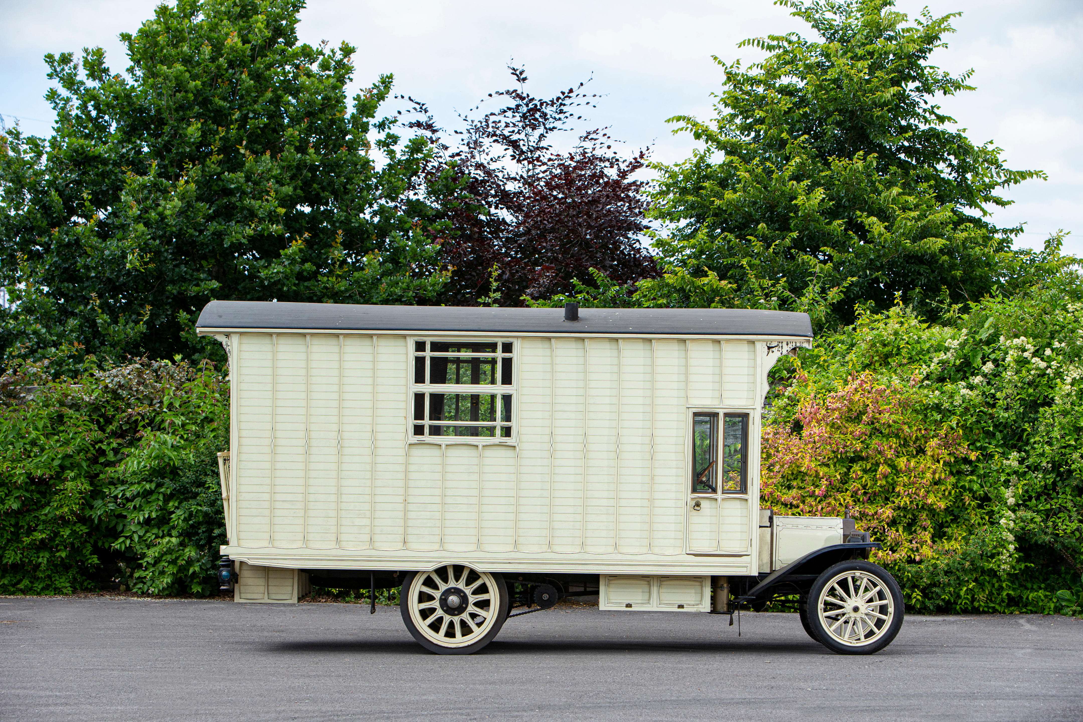 Motorhome Ford Model T Motor Caravan 1914 vai a leilão - lateral do veículo.